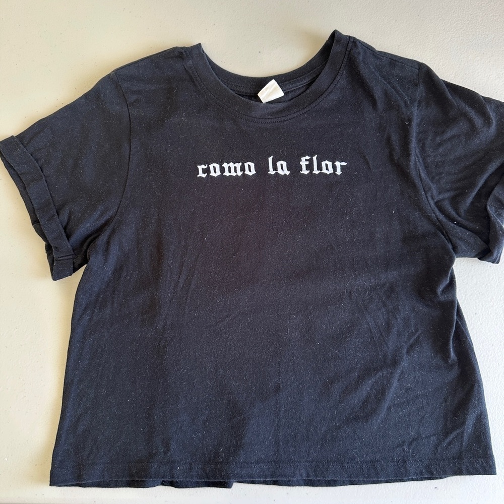 Como La Flor cropped t-shirt with roses on back and rolled sleeves